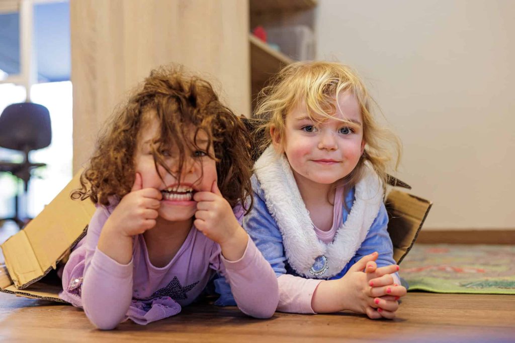 Peuters spelen met kosteloos materiaal