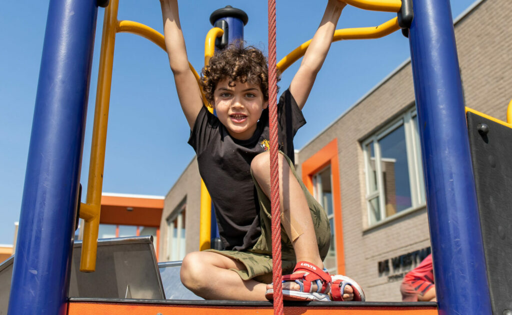 Jongen op klimrek bij BSO