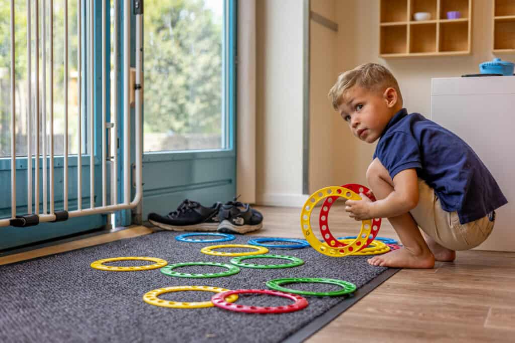 Maalderij - Jongentjes speelt met ringen