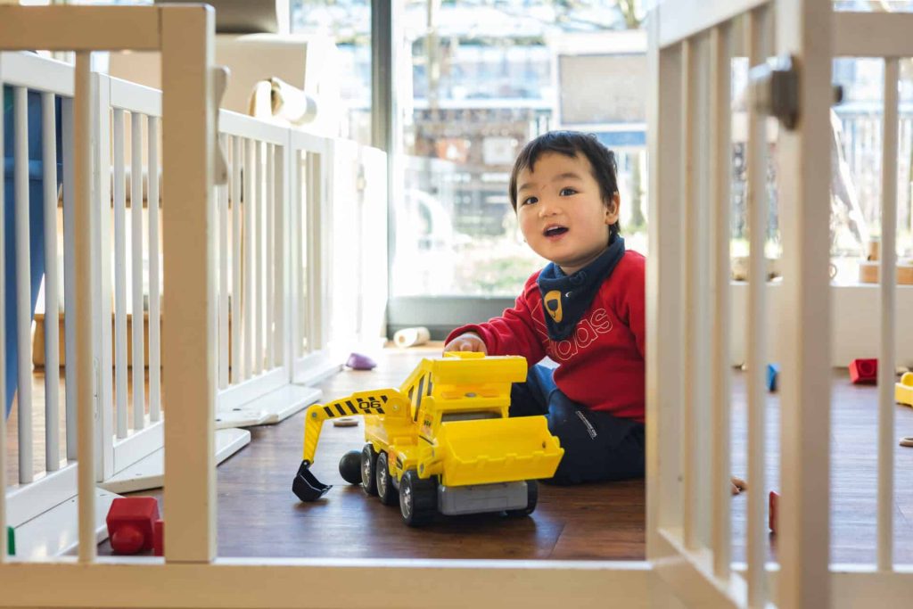 KinderRijk - Jongetjes peelt met auto