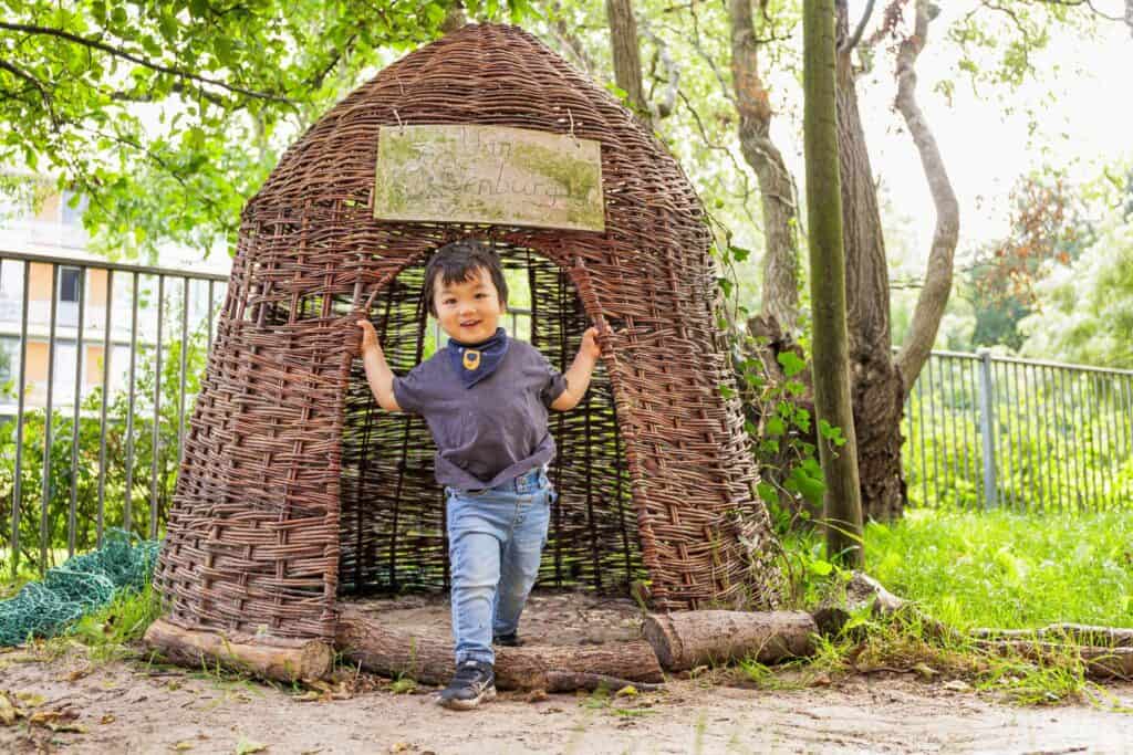 Kindercampus King - Jongetje in hutje