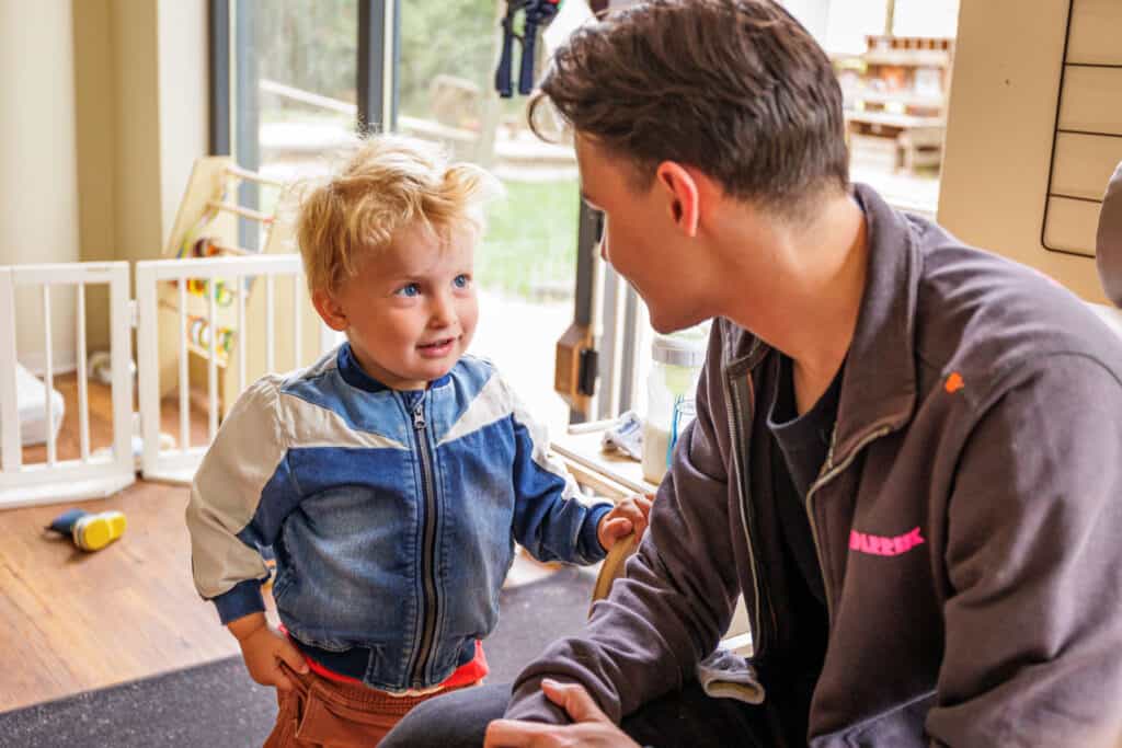 Peuter en pedagogisch medewerker