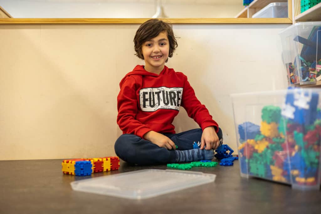 KinderRijk Orion - Jongetje speelt met blokken