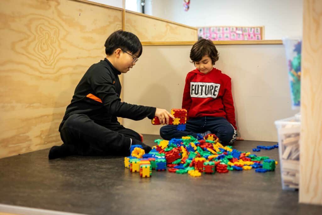 KinderRijk Orion - jongens spelen met speelgoed