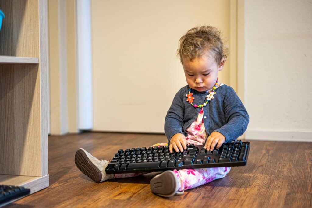 Baby met toetsenbord