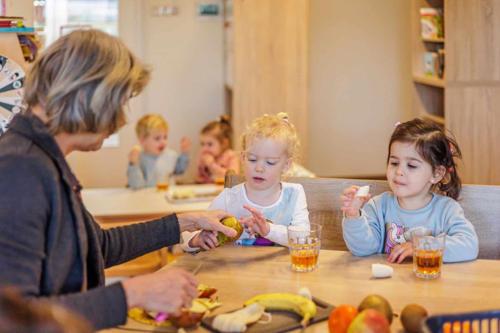 Peuters eten fruit